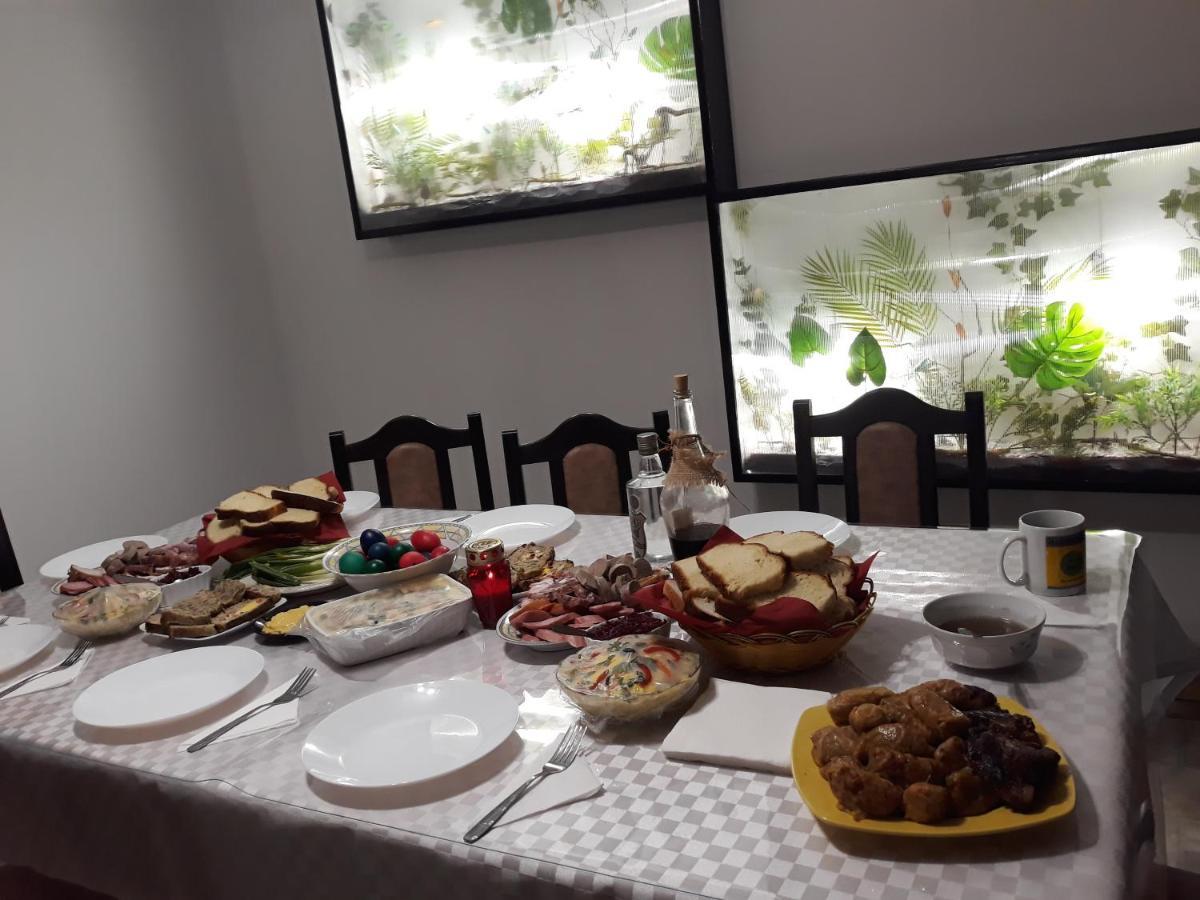 Karisma Kriss Hotel Sucevita Bagian luar foto
