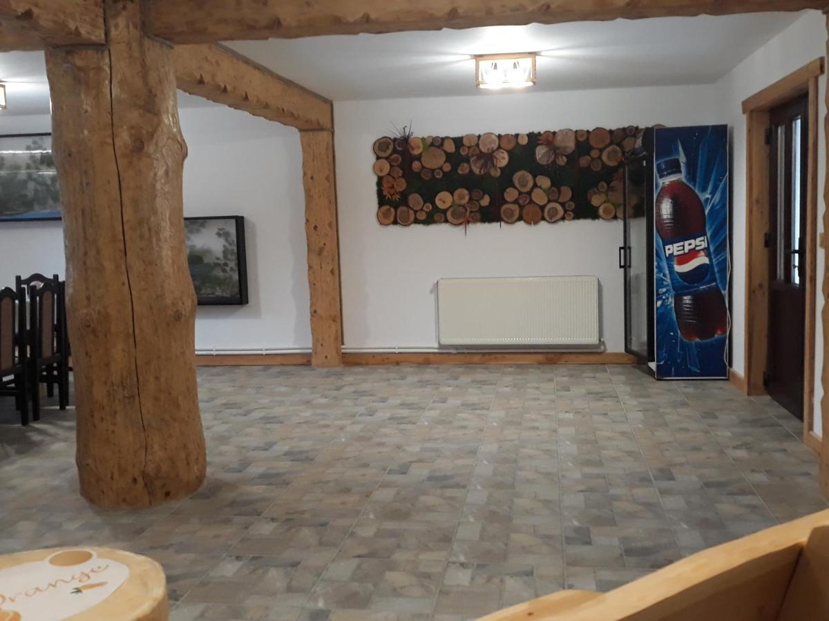 Karisma Kriss Hotel Sucevita Bagian luar foto